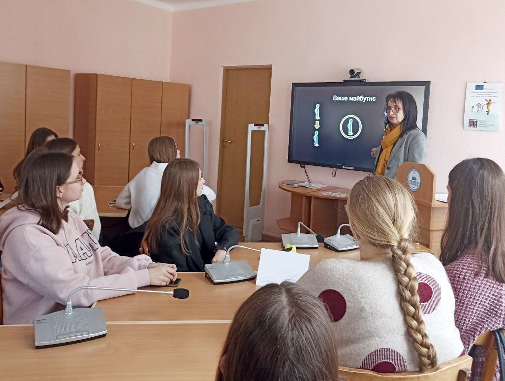 О. Гузар проводить тренінг ''Introduction to Business''